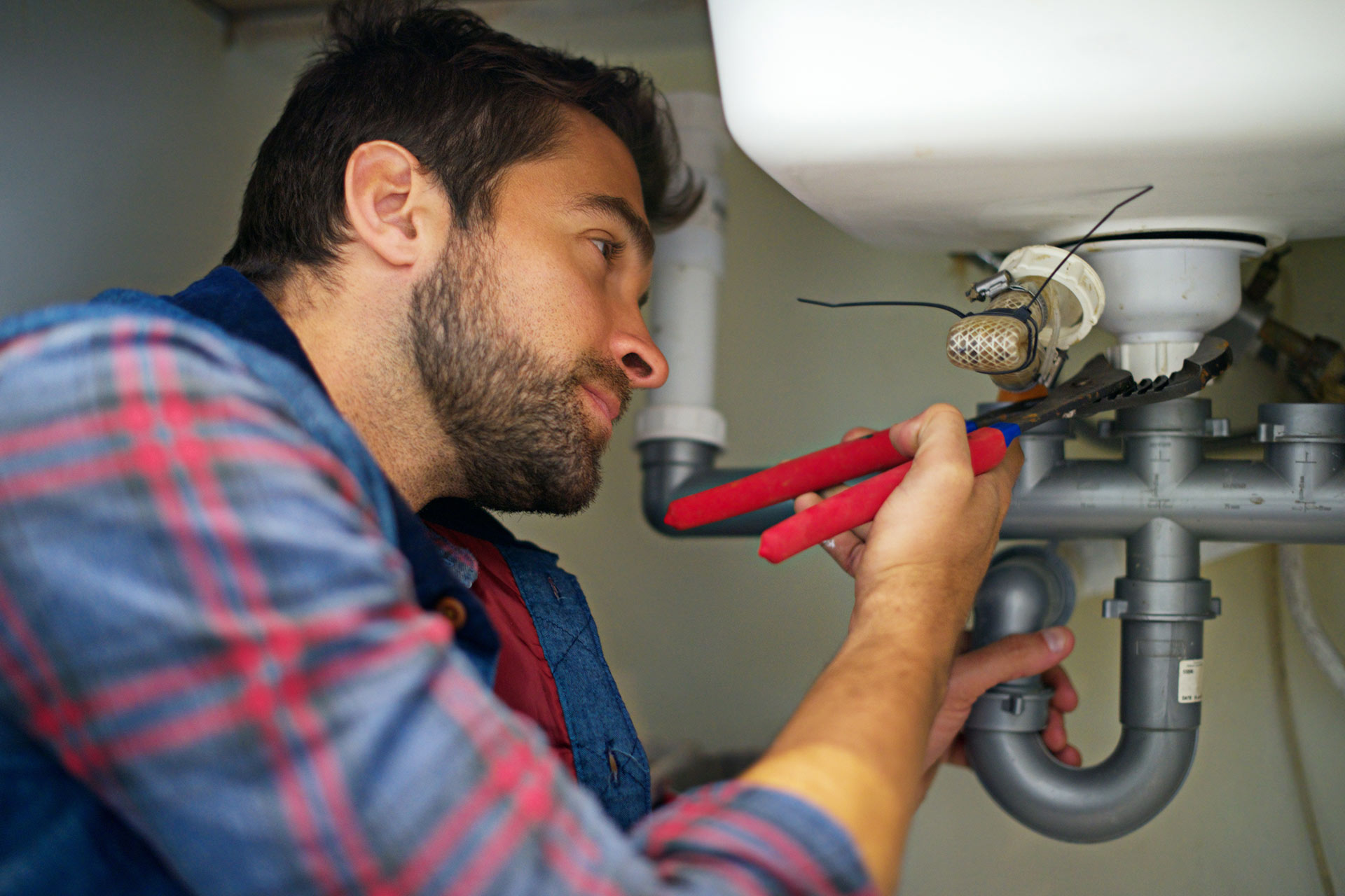 How to Spot Plumbing Issues Early and Save Money